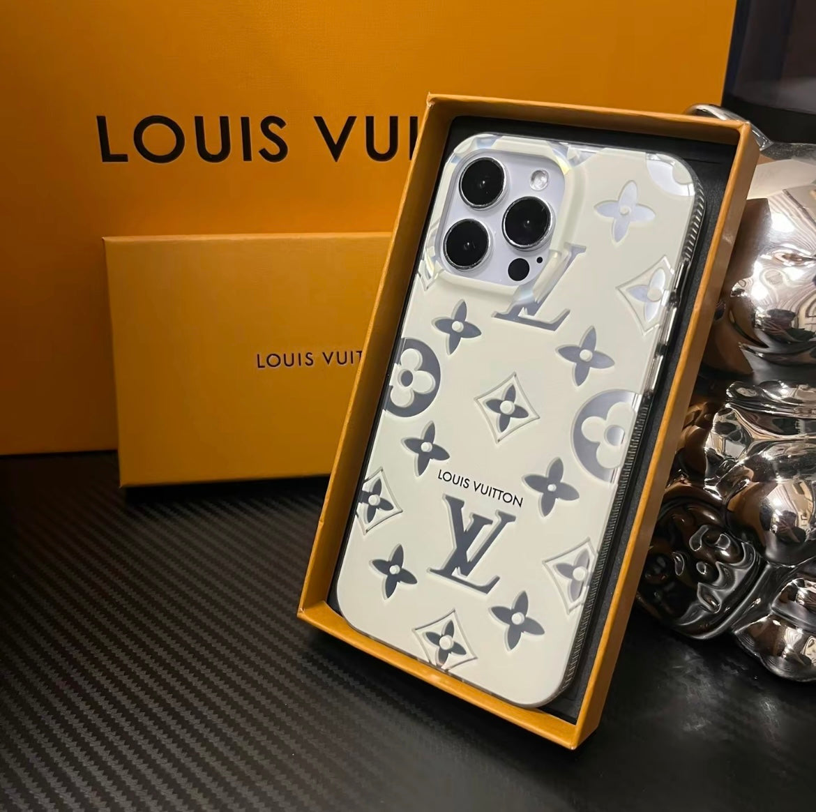 „LV“ lazerio „iPhone“ dėklai | Spindi