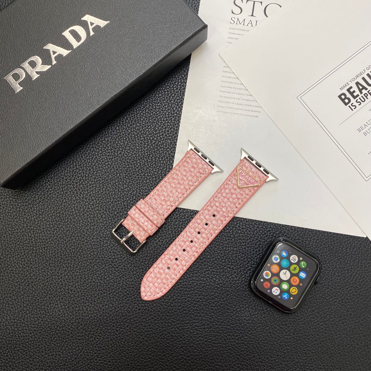 Cinturino per orologio Prada Apple Watch lavorato a maglia rosa-BZK240509