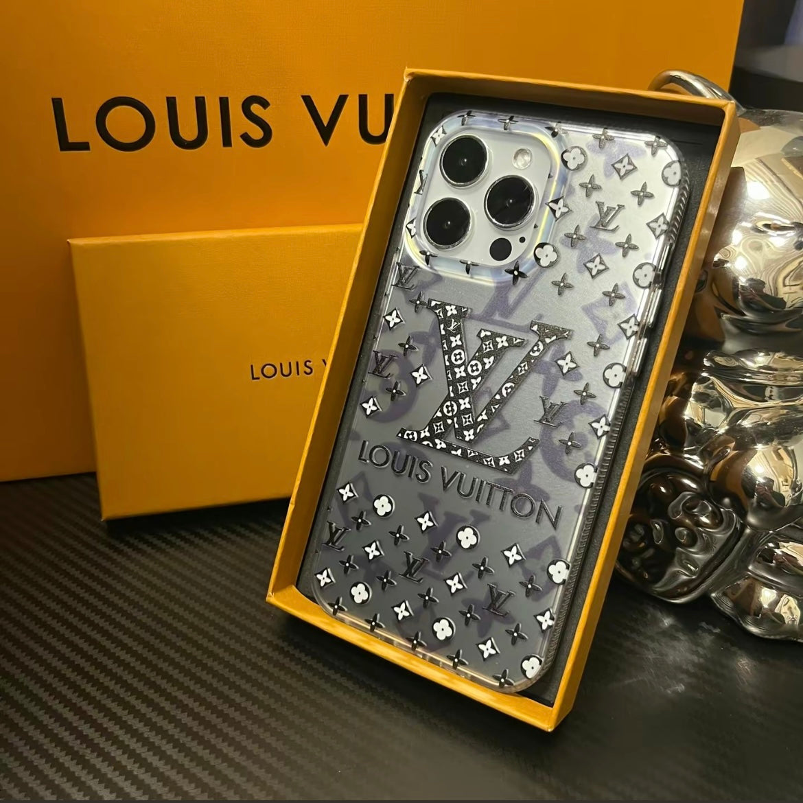 „LV“ lazerio „iPhone“ dėklai | Spindi